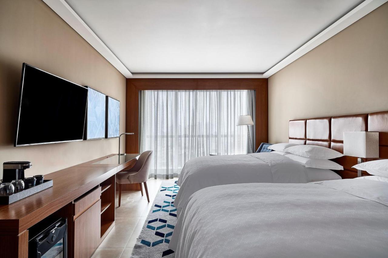 Sheraton Santos Hotel Ngoại thất bức ảnh A guest room at the Hilton Garden Inn
